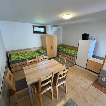 Soukromy Domecek Nad Sklepem U Dvou Zvirat *